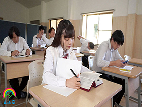 年頃だけど化粧っ気なしのナチュかわ優等生。恋愛やおしゃれに興味うすだが、エロ好奇心は人一倍「恥ずかしいのに、抑えられない…。」生徒会長は真性露出狂 花音うらら　サンプル画像03